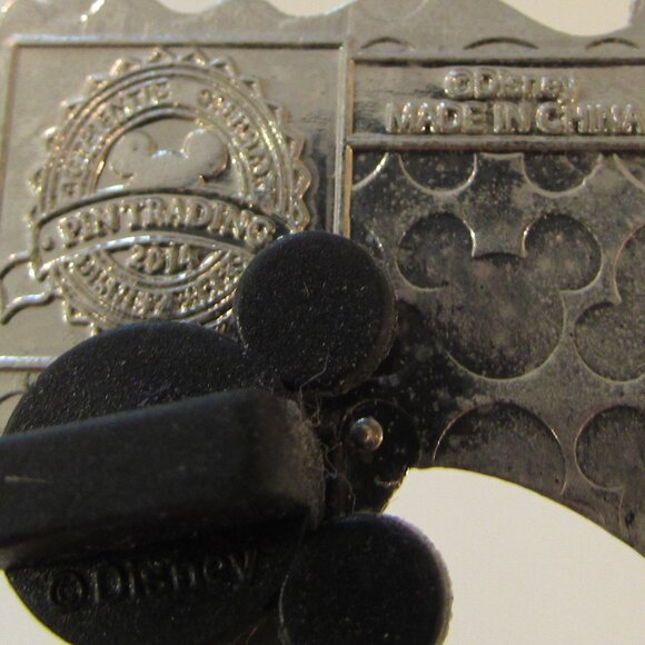 Disney Pins Oswald Holding American Flag / Oswald "Full O Hops" - 2014 - Picture 11 of 12